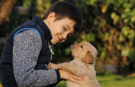 02 bambino sorridente cucciolo cane 1