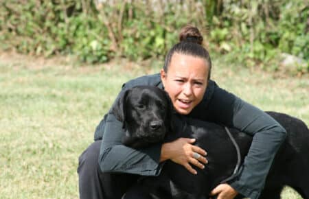 02 ragazza abbraccia labrador nero